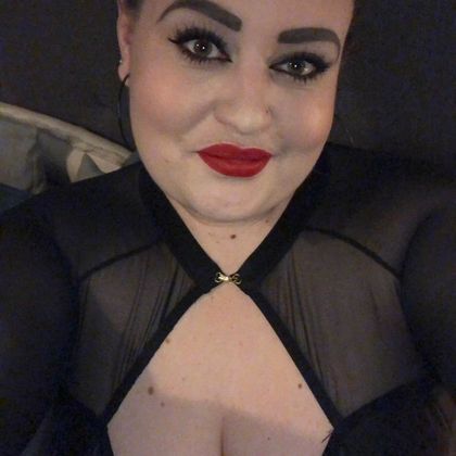 Hellcat (@wild.hellcat) modello OnlyFans Da Cambridge selfie con indosso un rossetto rosso e un top nero