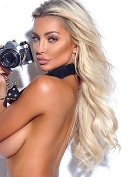 Lindsey Pelas (@lindseypelas) Immagine della modella onlyfans che indossa un collare