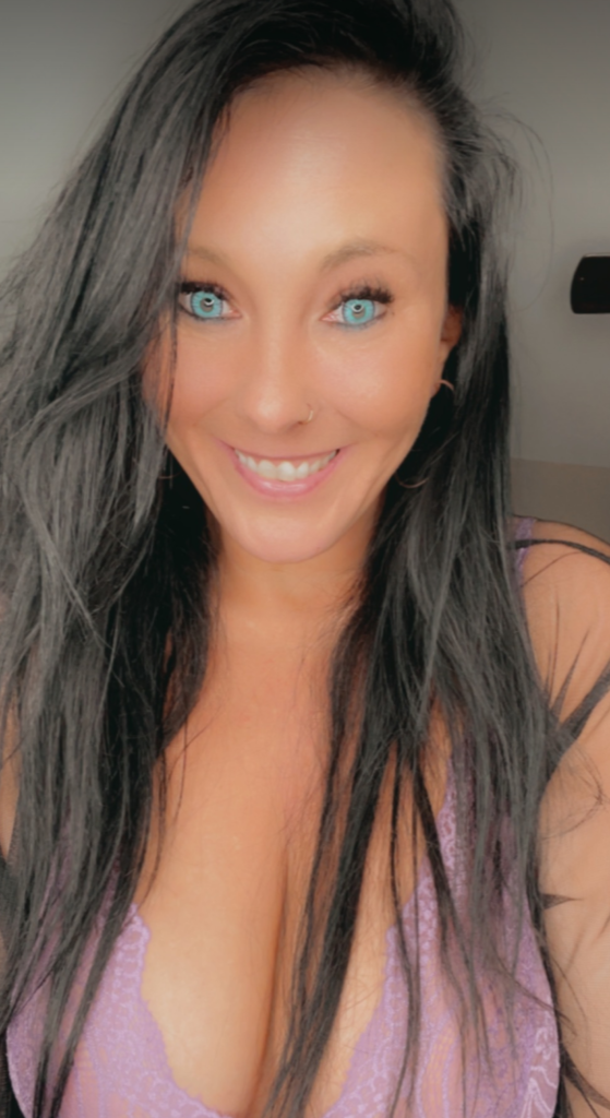 Photo sexy du modèle Wisconsin OnlyFans : Kelly Christina - @kcfan80 portant un soutien-gorge rose