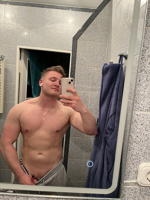 Dima (@dimareckless) modèle gay tiktok onlyfans debout sans haut