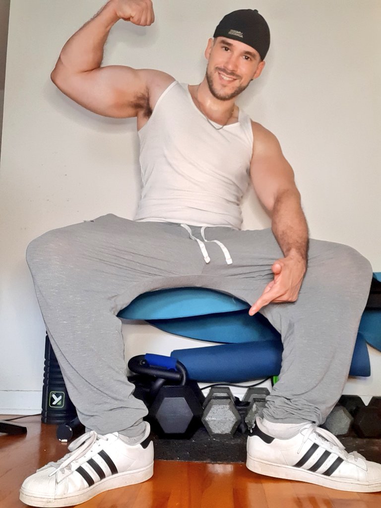 Cole Colossus (@colecolossus) modèle gay tiktok onlyfans assis fléchissant les muscles du bras