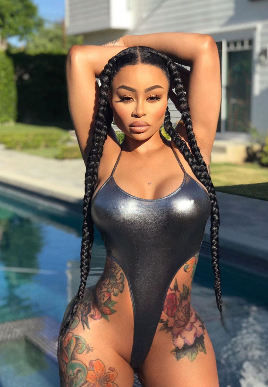 Der bestbezahlte OnlyFans-Creator namens Blac Chyna steht im Bikini in der Nähe eines Pools