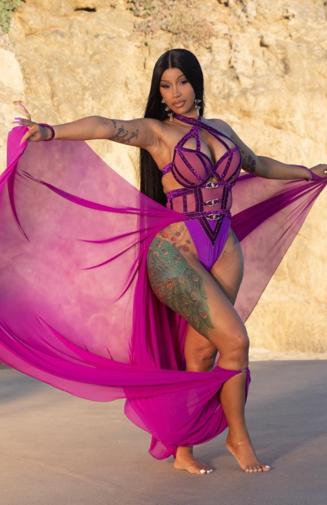 Die bestbezahlte OnlyFans-Schöpferin Cardi B steht in einem rosa Kleid