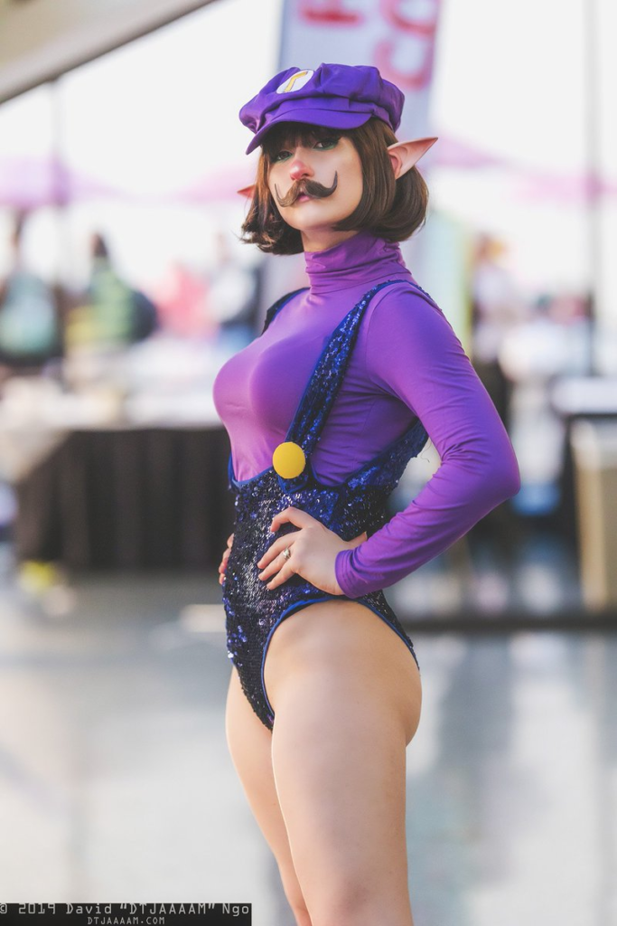 une femme portant un cosplay de Mario violet