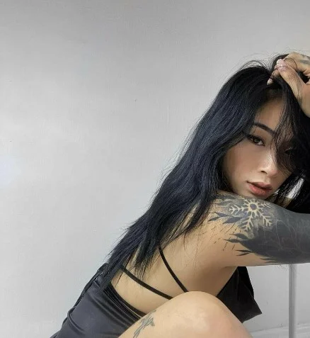 Imagen de la cuenta de modelo onlyfans de Ling Xiaoyu (@reallingxiaoyu) con un top negro