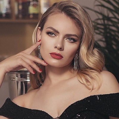 Margot Robbie OnlyFans lookalike Anastasyia Princhina Zaharova posing for the camera.