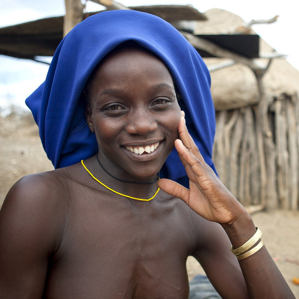 jeune homme aiguisant les dents