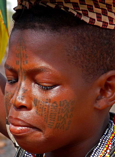 Tatouages jeune garçon africain