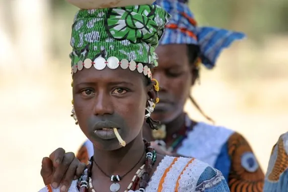 Modificación del cuerpo africano chicle ennegrecimiento joven